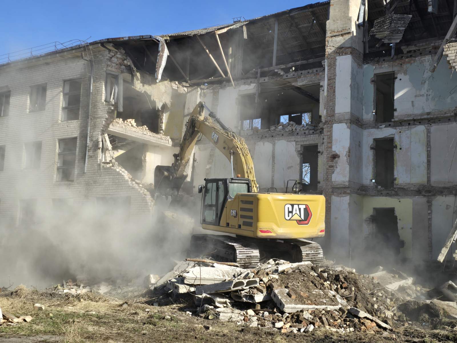 Anykščių rajone,  Troškūnuose griaunamas avarinės būklės, pavojų kėlęs pastatas