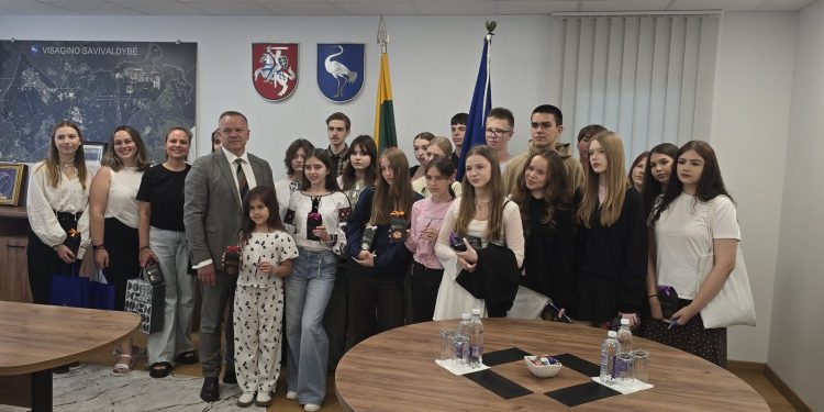 Ukrainos miesto partnerio Slavutyčo vaikų grupė/Visagino sav.nuotr.