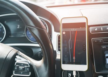 Pakenkti gali vos kelios minutės: kodėl telefono nereikėtų palikti automobilyje?