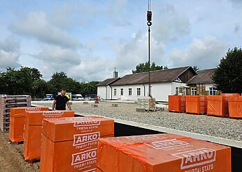 Alantoje apžiūrėti darželio patalpų atnaujinimo ir senelių globos namų plėtros darbai