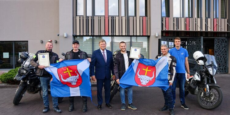 Kauno krašto komandą išlydi Kauno raj. sav. vicemeras Antanas Nesteckis (viduryje)/Kauno raj.sav.nuotr.