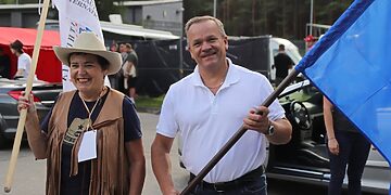 Visagino sav. meras Erlandas Galaguz su vėliava/Alvydo Jastramsko nuotr.